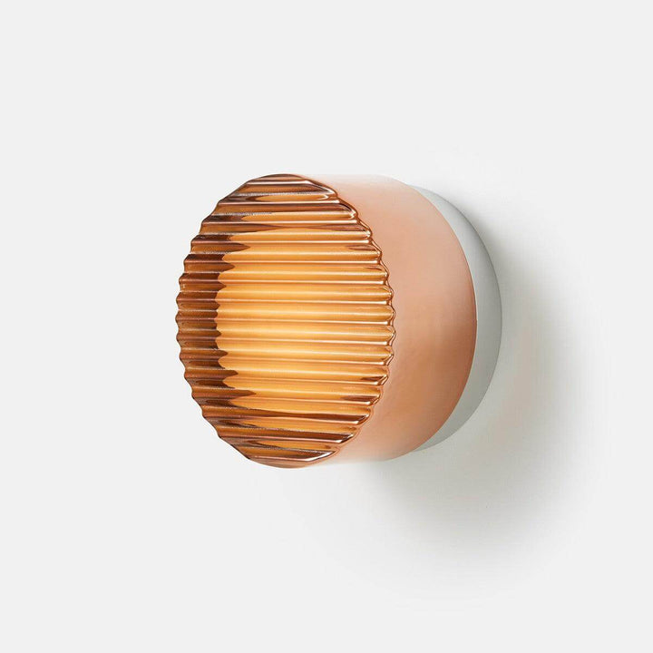 Crisp vintage wall sconce, round design, perfect for hallways or small spaces. Available with customizable backplate colors.