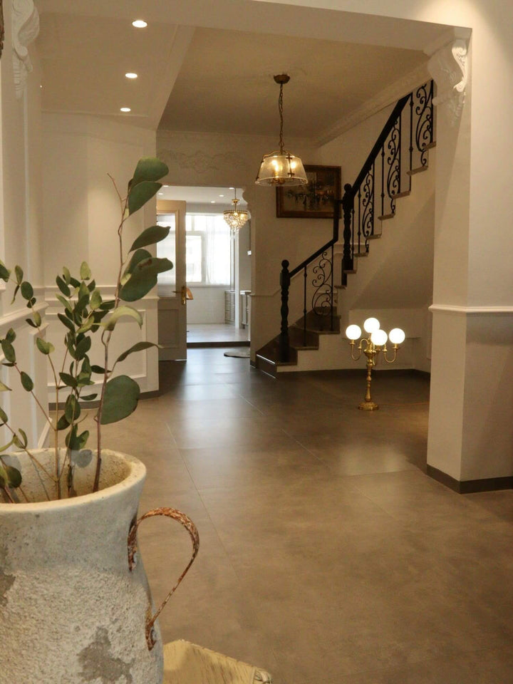 Elegant entryway featuring a Solora brass table light, showcasing mid-century modern style and a welcoming atmosphere.
