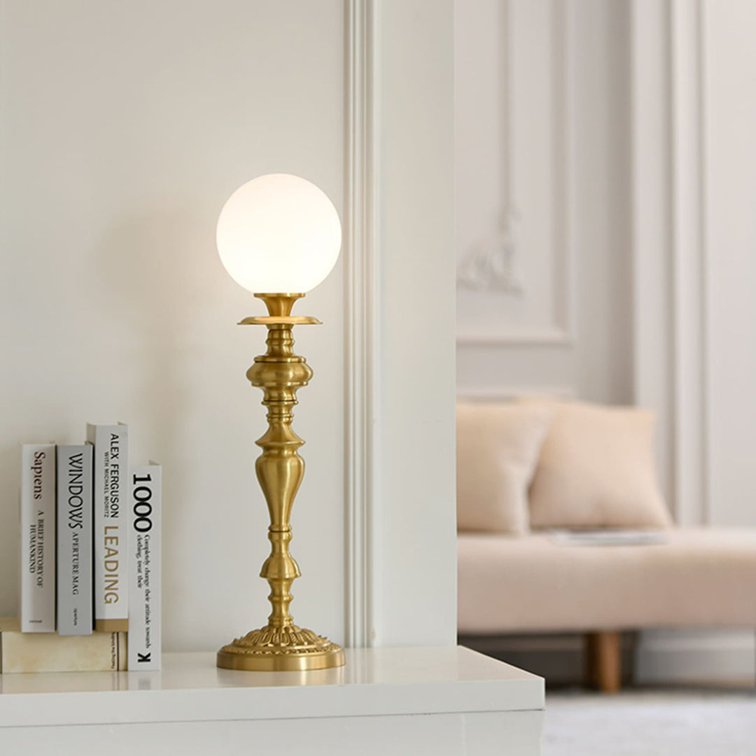 Stylish Solora table light in brass with vintage design and white globe, perfect for living room decor.