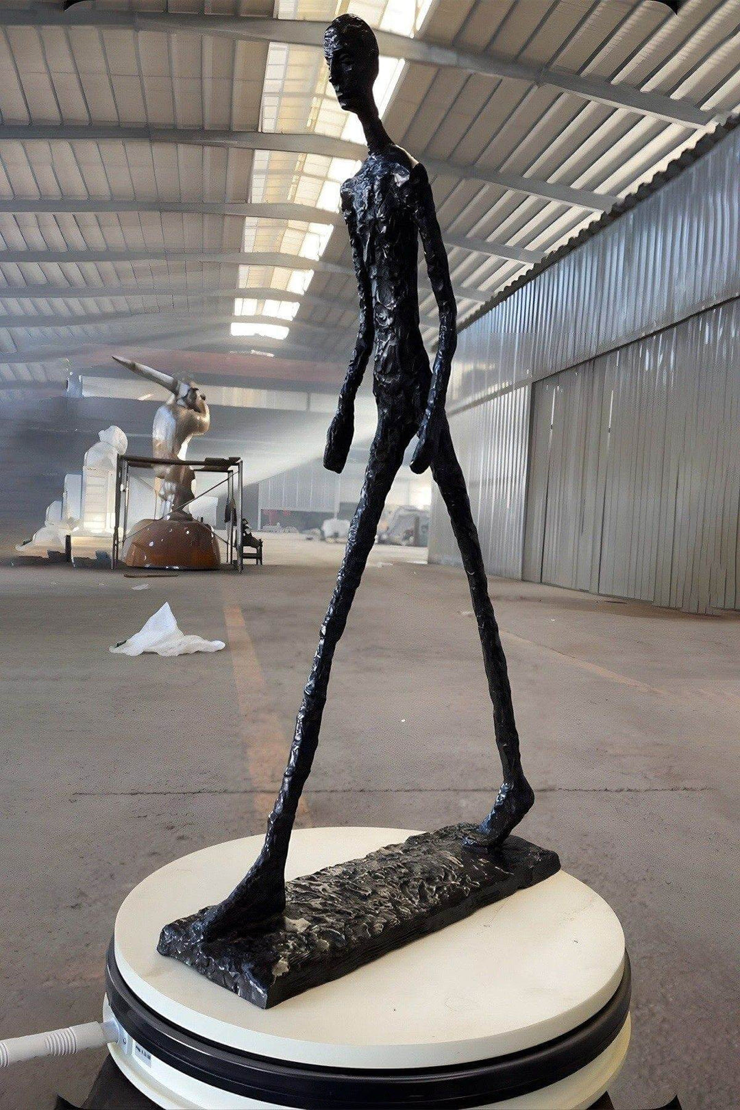 Vexumo resin sculpture standing 150cm tall, perfect for living room décor and Art Deco style.