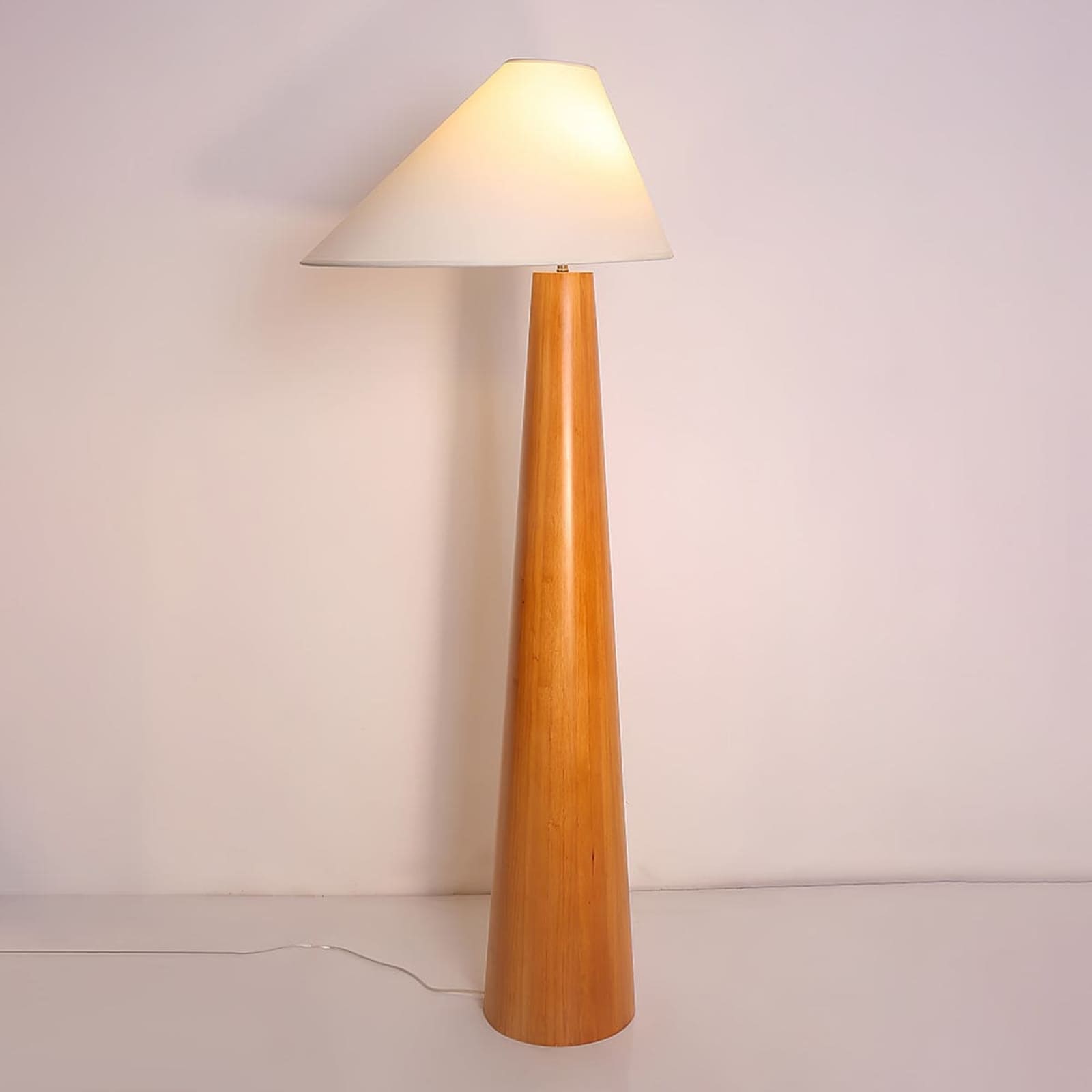 Alvin Floor Lamp - Vinlighting