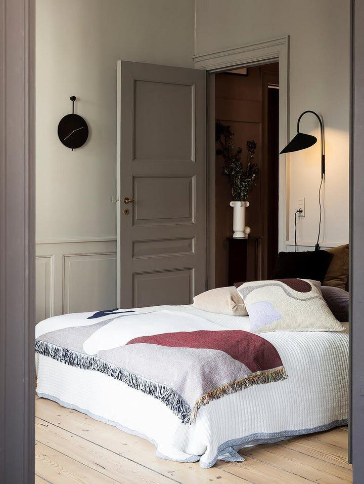 Arum Plug-In Wall Sconce - Modern Bedroom Style Wall Light | Vinlighting | Vinlighting