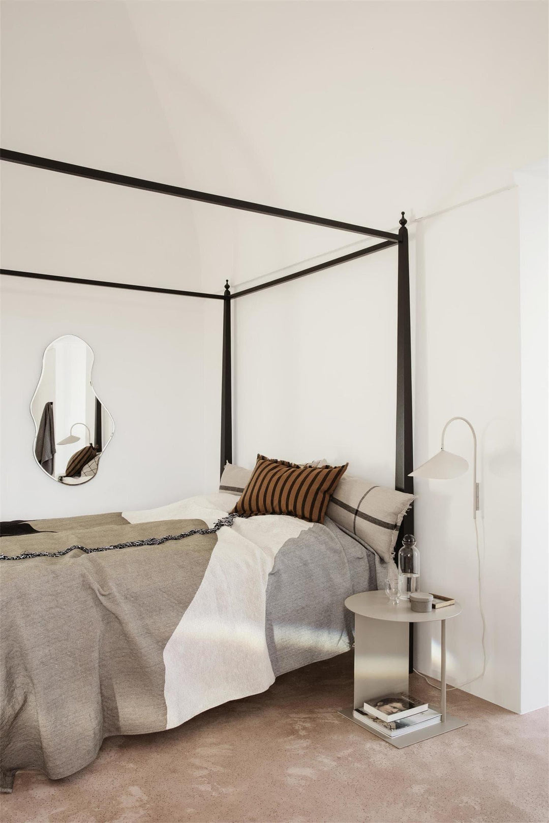 Arum Plug-In Wall Sconce - Modern Bedroom Style Wall Light | Vinlighting | Vinlighting