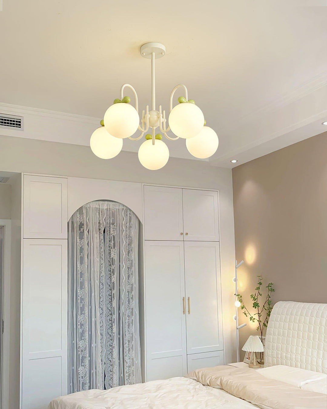 Cream Cherry Chandelier – Playful Elegance with Soft Glow | Vinlighting | Vinlighting