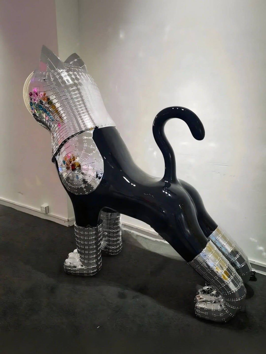 Draxum Sculpture Floor Lamp, a stylish cat sculpture serving as a functional art deco floor lamp for living room lighting.