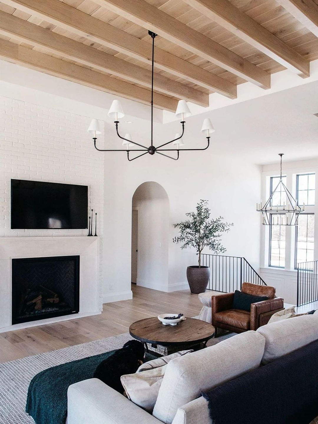 Piaf Grande Chandelier – Modern Mid Century Brass Light for Dining | Vinlighting