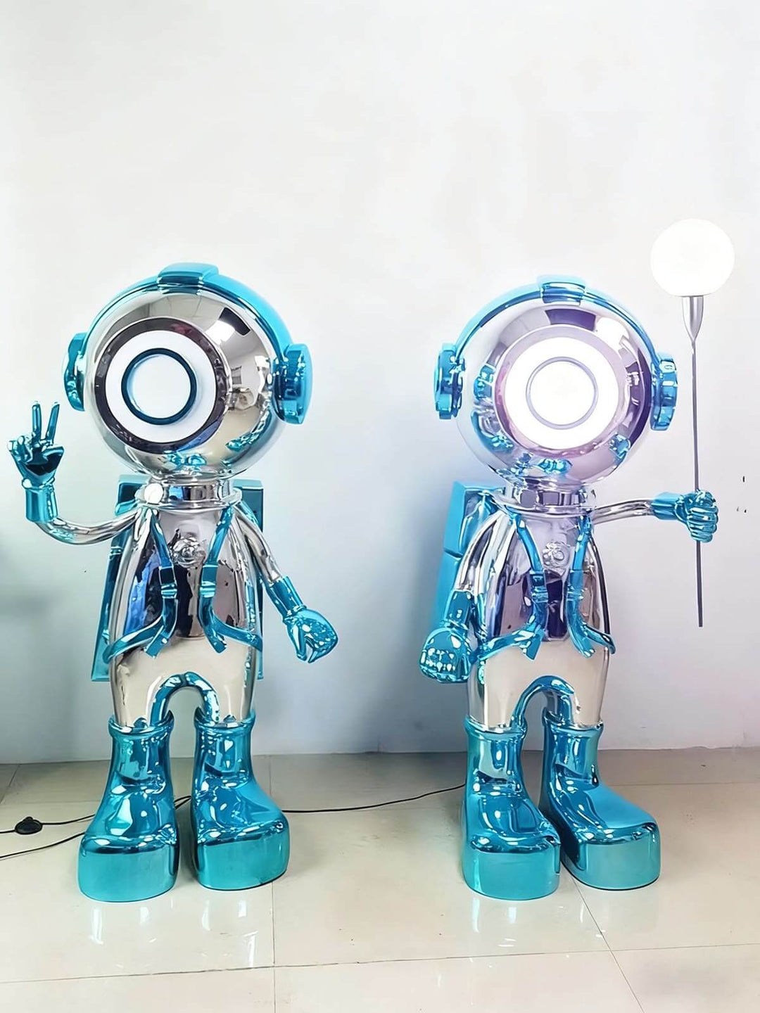 Ravino Art Deco Floor Lamp – Astronaut Sculpture for Living Room