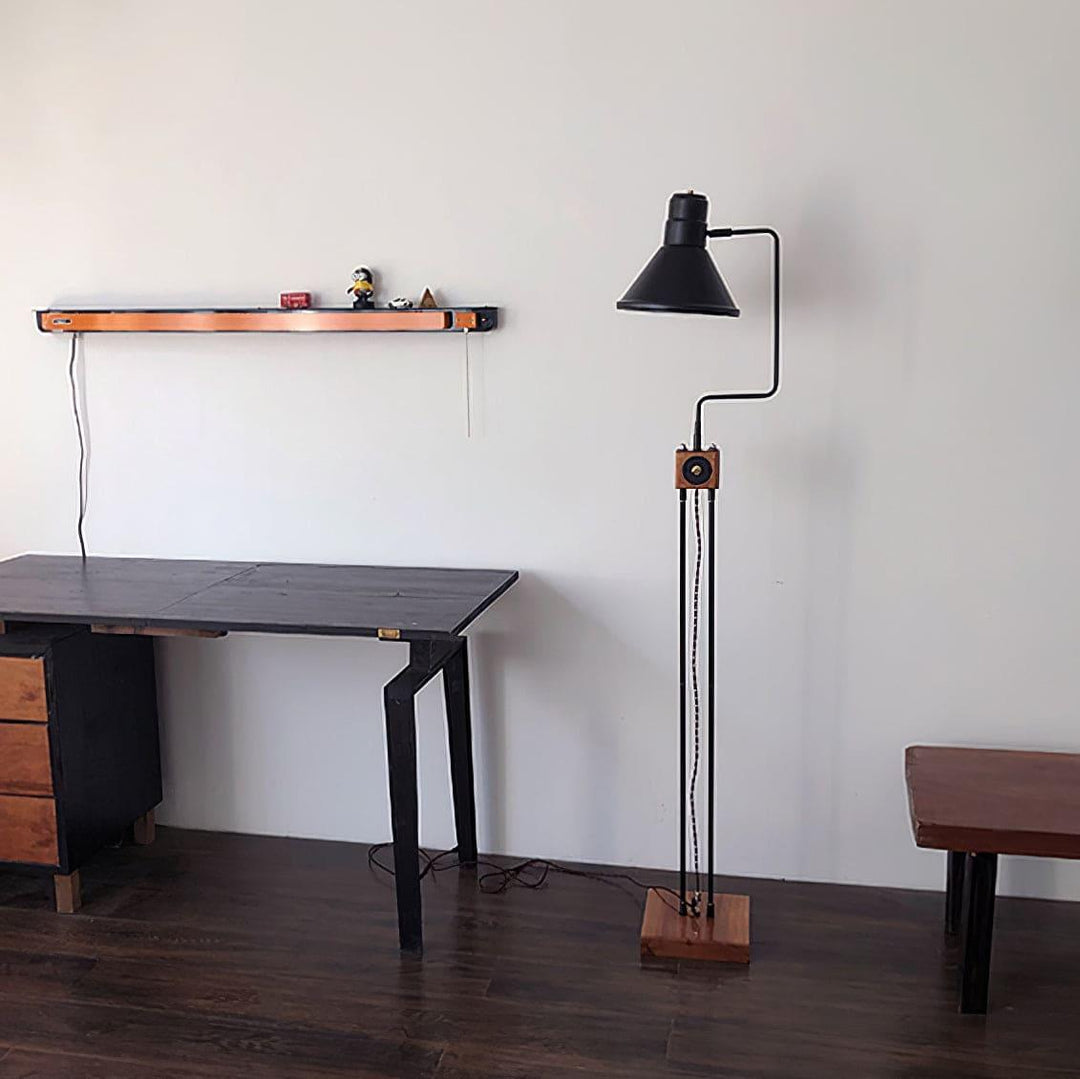 Retro Toia Floor Lamp - Stylish Black Shade & Artistic Design | Vinlighting | Vinlighting