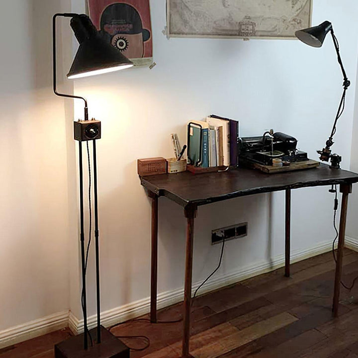 Retro Toia Floor Lamp - Stylish Black Shade & Artistic Design | Vinlighting | Vinlighting