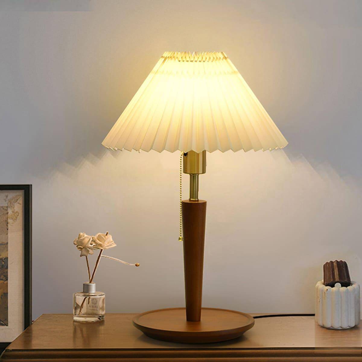 Suki Pleated Table Lamp – Mid Century Wood Accent Light – Vinlighting