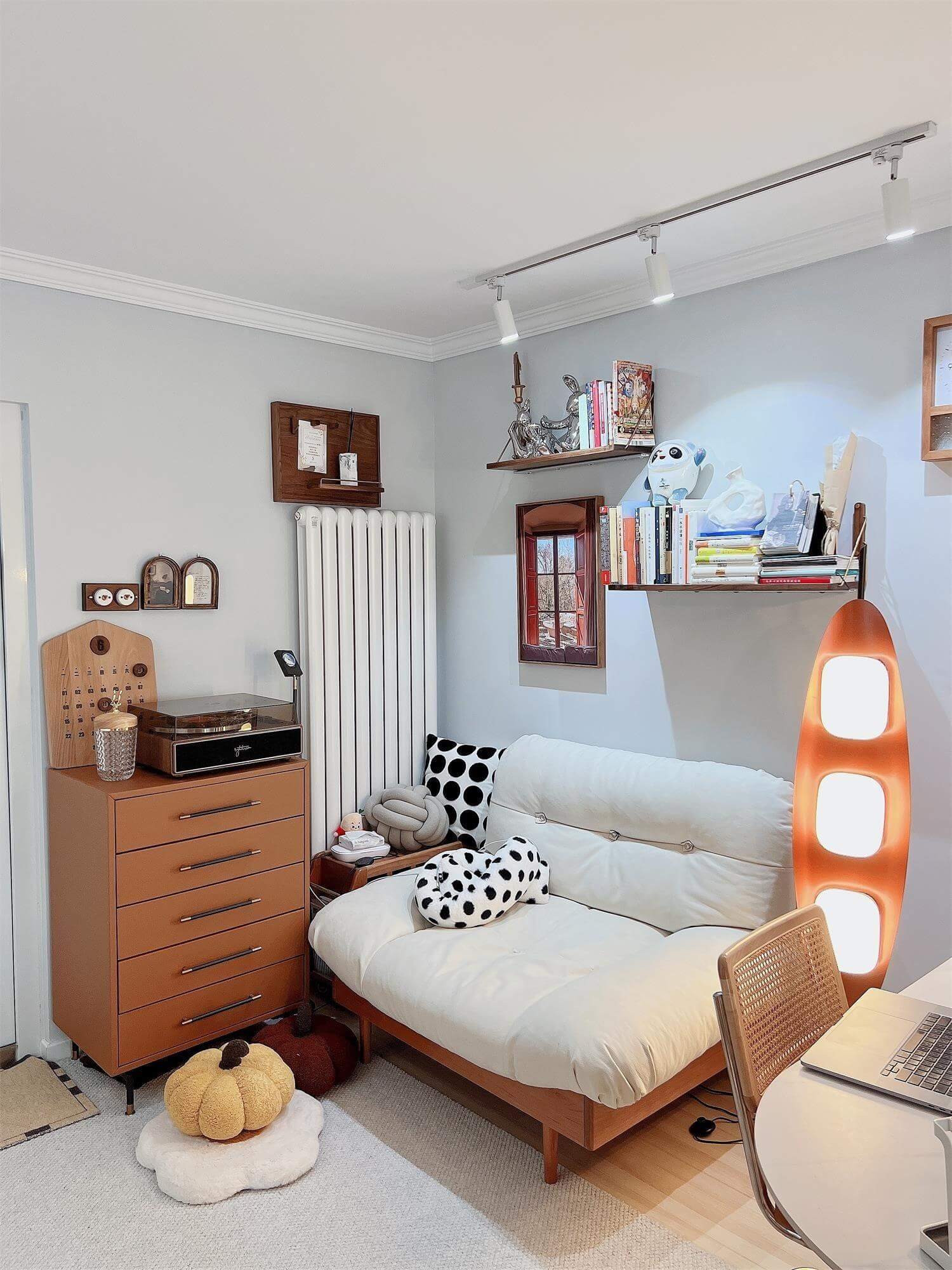 Surfboard Floor Lamp – Retro-Modern Style with Soft Lighting