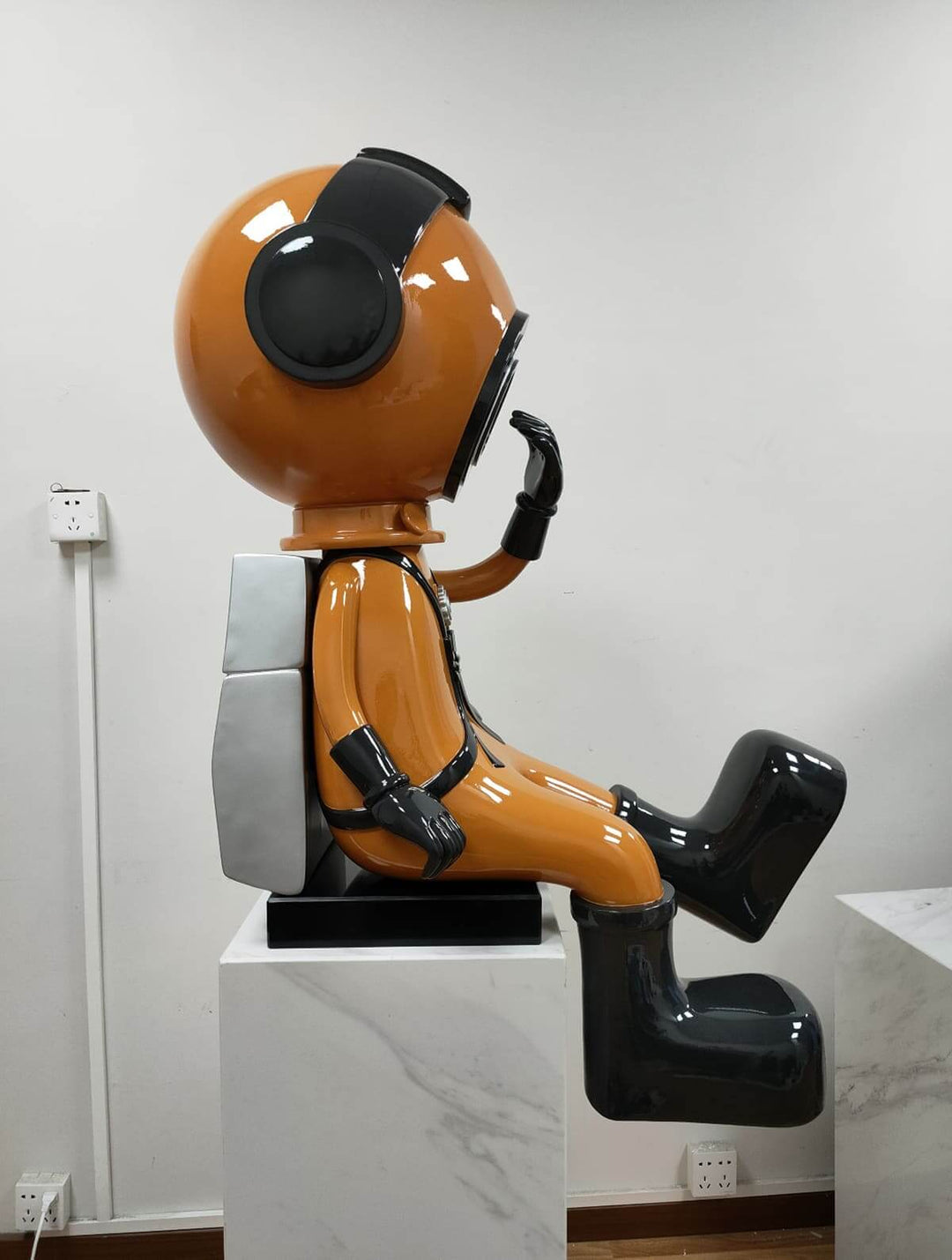 Tynova Art Deco Floor Lamp – Astronaut Sculpture for Living Room