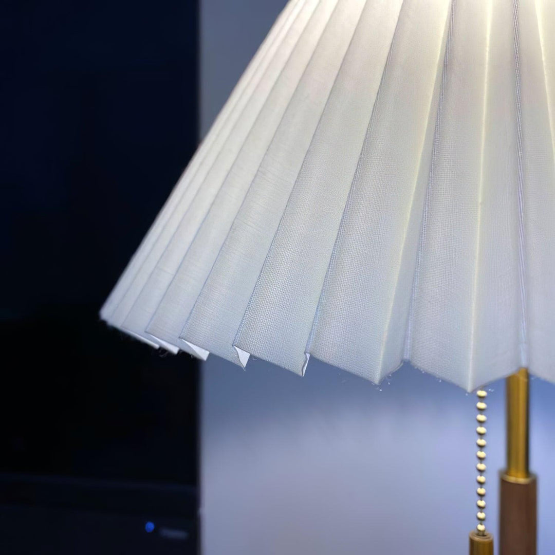 Wooden Retro Table Lamp – Walnut & White | Vinlighting | Vinlighting | Vinlighting