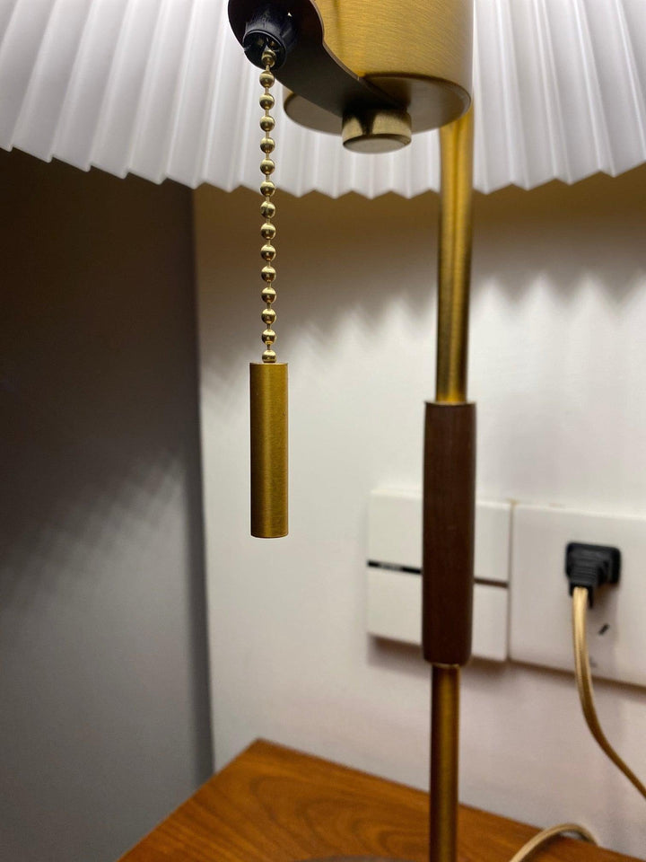 Wooden Retro Table Lamp – Walnut & White | Vinlighting | Vinlighting | Vinlighting